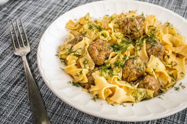 Domuz eti köfte ve dereotu soslu tagliatelle makarna. Seçici odak.