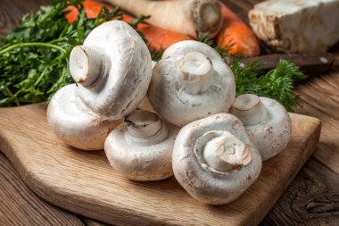 Champignon mantar ahşap kesme tahtası.