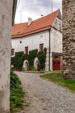 BITOV, CZECH REPUBLIC - SEPTEMBER 03; 2023: Gotik ve Rönesans şatosu Bitov Vranov barajının üzerinde, Vranov nad Dyji kasabası yakınlarında.