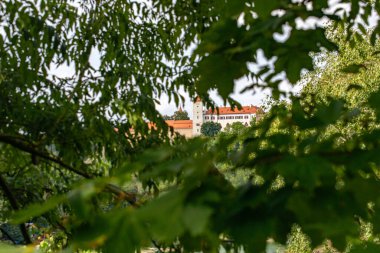 BITOV, CZECH REPUBLIC - SEPTEMBER 08; 2023: Zeletavka Nehri üzerindeki GGotik ve Rönesans kalesi Bitov.