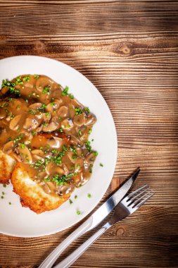 Tahta masada mantar soslu çıtır patatesli krep..