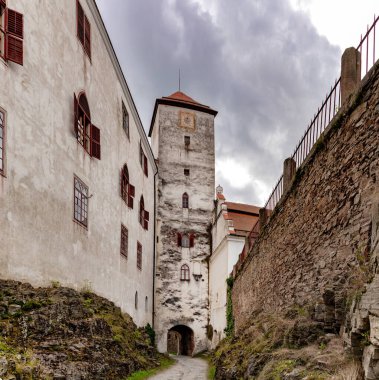 BITOV, CZECH REPUBLIC - SEPTEMBER 03; 2023: Gotik ve Rönesans şatosu Bitov Vranov barajının üzerinde, Vranov nad Dyji kasabası yakınlarında.