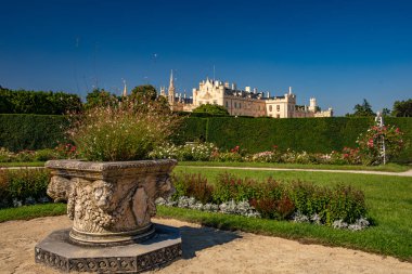 LEDNICE, CZECH REPUBLIC - 07 Eylül 2023: güneşli yaz gününde Lednice Şatosu. Lednice-Valtice Manzarası, Güney Moravya Bölgesi.