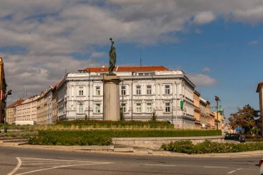 ZNOJMO, CZECH Cumhuriyet - Eylül 04, 2023: Tarihi Znojmo kasabasının tarihi merkezi. Socha Rudoarmjce, Znojmo 'da.