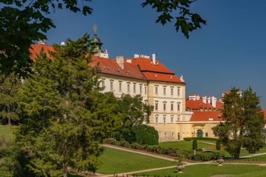 VALTICE, CZECH Cumhuriyet - EYLÜL 07, 2023: Barok Şatosu Valtice, Lednice-Valtice Kültürel Peyzaj.