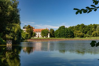 RIEGERSBURG, ALTI AUSTRIA - Eylül 05, 2023: The castle of Ruegers, Çek Cumhuriyeti sınırında, Hardegg yakınlarında Riegersburg 'da bir kaledir..