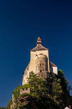 RAABS AN DER THAYA, AUSTRIA - EYLÜL 05, 2023: Raabs Castle, Raab şehrinin yukarısındaki uzun bir kale..