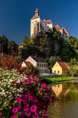 RAABS AN DER THAYA, AUSTRIA - EYLÜL 05, 2023: Raabs Castle, Raab şehrinin yukarısındaki uzun bir kale..