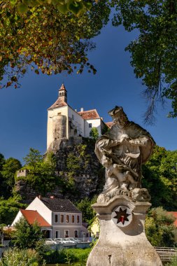 RAABS AN DER THAYA, AUSTRIA - EYLÜL 05, 2023: Raabs Castle, Raab şehrinin yukarısındaki uzun bir kale..