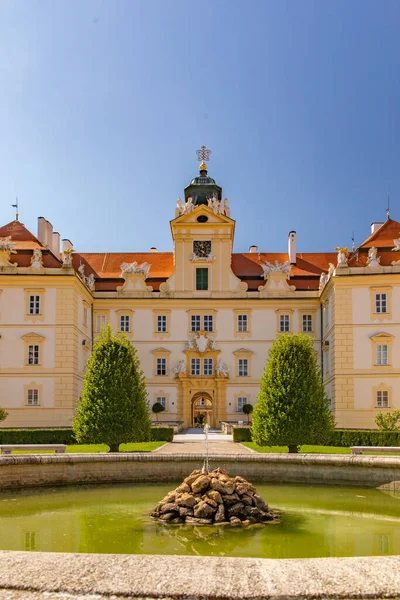 VALTICE, CZECH Cumhuriyet - EYLÜL 07, 2023: Barok Şatosu Valtice, Lednice-Valtice Kültürel Peyzaj.