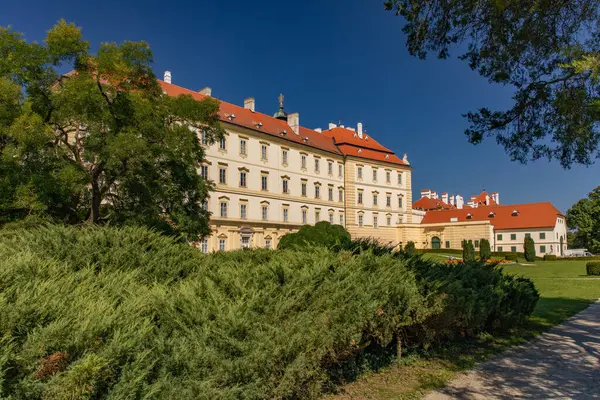 VALTICE, CZECH Cumhuriyet - EYLÜL 07, 2023: Barok Şatosu Valtice, Lednice-Valtice Kültürel Peyzaj.