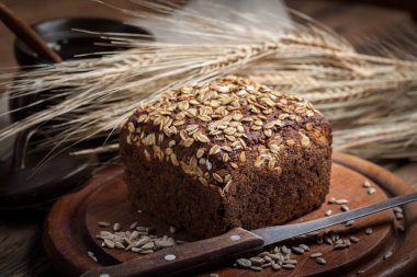 Bütün tahıl çavdar ekmeği tohumları ahşap oyun tahtası ile.