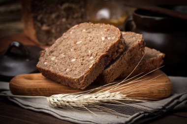 Kepekli ekmek Ayçiçeği tohumları ile. Karanlık ışık.