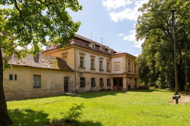 LECHOVICE, CZECH Cumhuriyet - Eylül 02, 2023: Lechovice 'deki saray ve park kompleksinde restorasyon çalışmaları.