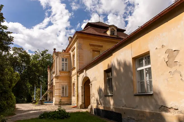 LECHOVICE, CZECH Cumhuriyet - Eylül 02, 2023: Lechovice 'deki saray ve park kompleksinde restorasyon çalışmaları.