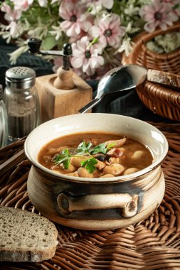 Fırında fasulye ve domates sosu kaselerde servis edilir..