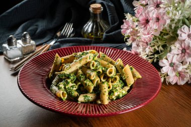 Ispanaklı makarna ve kırmızı tabakta tavuk..