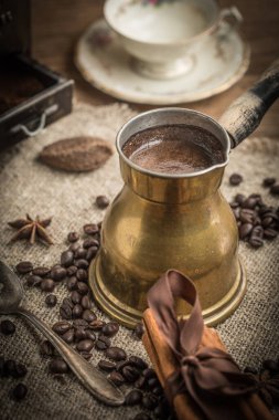 Ahşap zemin üzerinde bakır kahve demliğinde Türk kahvesi.