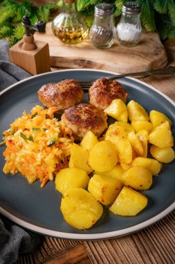 Tabakta patates kızartmasıyla servis edilen köfteler..