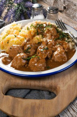 Mantar soslu kıymalı köfte, haşlanmış bulgur ile servis edilir..