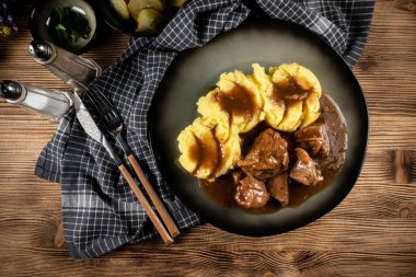 Sos ve patates püresiyle servis edilen haşlanmış hindi eti. Sığ alan derinliği. 