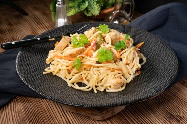 Tavuk ve sebzeli kızarmış erişte. Tavuk chow mein.