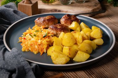 Tabakta patates kızartmasıyla servis edilen köfteler..