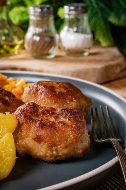 Tabakta patates kızartmasıyla servis edilen köfteler..