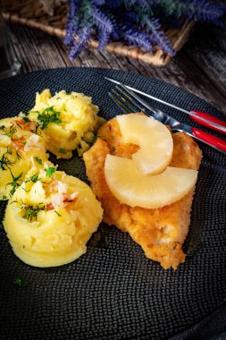 Haşlanmış patates ve ananas dilimli fırında tavuk göğsü fileto..