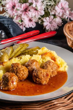 Ev yapımı hızlı yemek. Köfte, domuz eti ve üzerine kırmızı biber sosu sürülmüş patates püresi. Seçici odak.