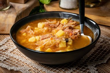 Geleneksel Rus çorbası, ahşap masada lahana..