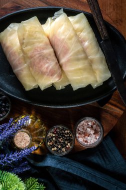 et ve yemek pişirmek için hazırlanan Mısır ezmesi ile dolması lahana rulo.