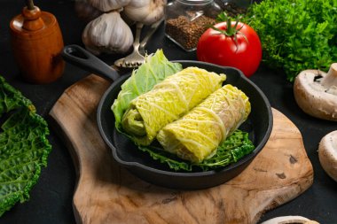 Et ve sebzelerle doldurulmuş lahana ruloları..