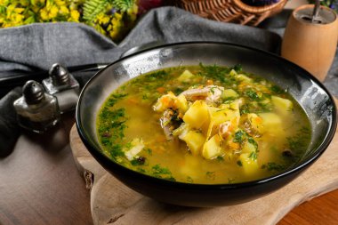 Koyu kasede lezzetli salatalık çorbası. Seçici odak.