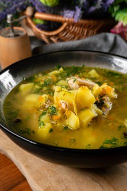 Koyu kasede lezzetli salatalık çorbası. Seçici odak.