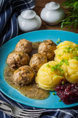 Soslu köfte, patates ve kızılcık reçeli..