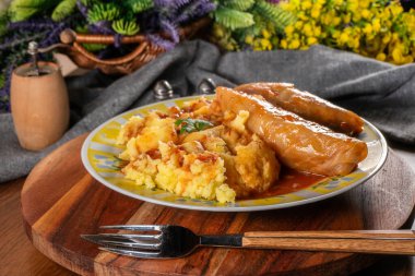 Lahana ruloları. Kıyma ile doldurulmuş lahana yaprakları. Polonya yemeği.