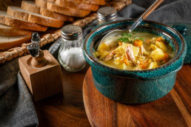 Tabakta lezzetli salatalık çorbası. Seçici odak.