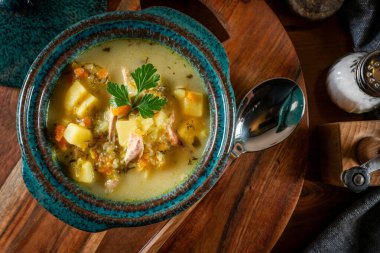 Tabakta lezzetli salatalık çorbası. Seçici odak.