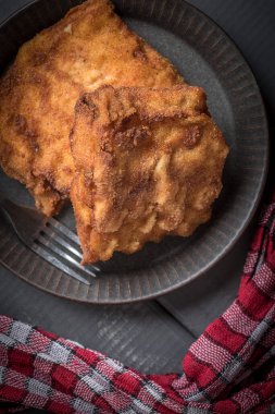 İki kızarmış balık fileto. Küçük alan derinliği.