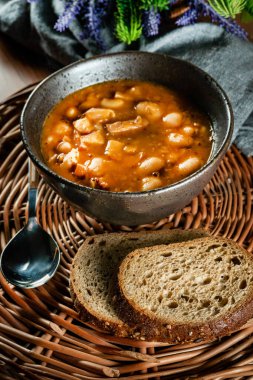 Fırında fasulye ve domates sosu kaselerde servis edilir..