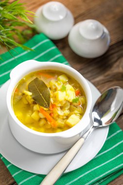 Salatalık beyaz bir kase sebze çorbası. Küçük alan derinliği.