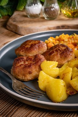 Tabakta patates kızartmasıyla servis edilen köfteler..