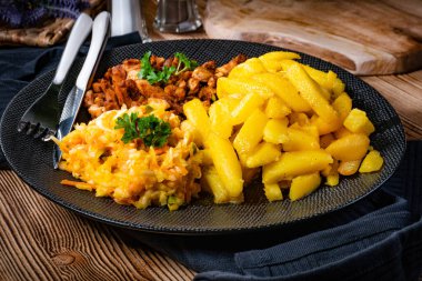 Yunan jiroskopu patates ve sebzeli. Küçük alan derinliği.