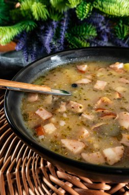 Patates ve sosisli ekşi çorba..