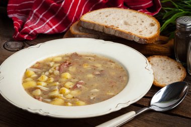Patates ve füme et ile ekşi çorbası.