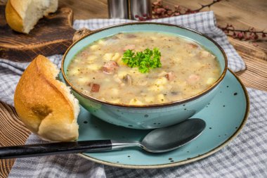 Sosis ve patatesli çavdar unundan yapılan ekşi çorba. Küçük alan derinliği.