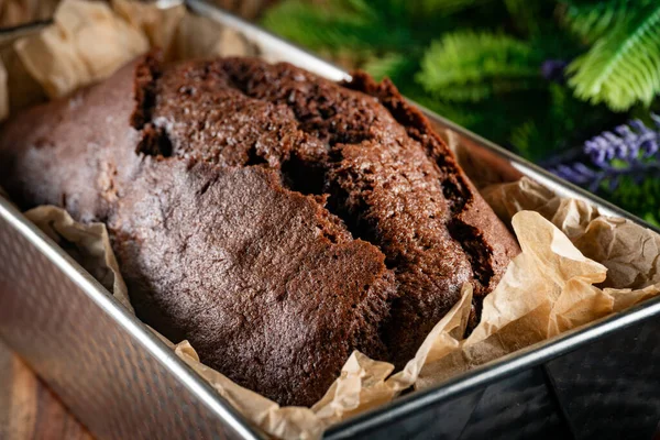 新烘焙的巧克力蛋糕放在长方形烘焙罐中 免版税图库照片