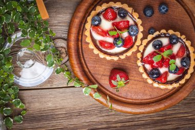 Çilek ve yaban mersini ile taze ev yapımı meyve tart. Seçici odak. Üstten Görünüm.