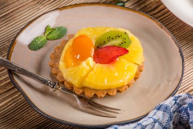 Çilek, ananas ve kivi ile taze karışık meyve tart. Seçici odak.